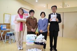 目録を山﨑副施設長（左）に受け渡す宮島会長ら