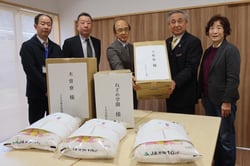 寄贈の品を渡す田屋組合長（右から2人目）