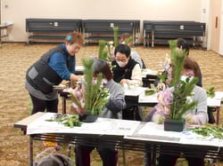 花材を生ける参加者たち