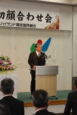 あいさつする田中組合長