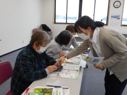 スマートフォンの使い方を学ぶ部員