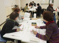 意見を共有する支部員ら（安曇野市穂高有明）