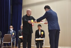 賞状を受け取る清水さん