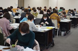 寄せ植えを楽しむ受講者