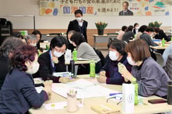 積極的に意見を出し合う女性総代ら