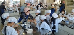 講師の指導のもと団子を作る1年生たち