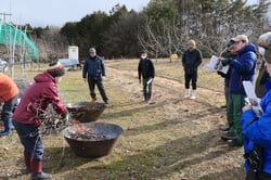 剪定枝の炭化実演（長野県松川町で）