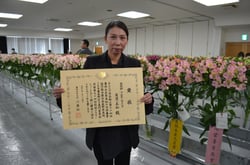 農林水産大臣賞に輝いた有賀さんとアルストロメリア