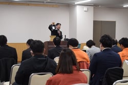 防霜資材を紹介する中平社長