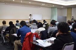肥料の特性を説明するメーカー担当者