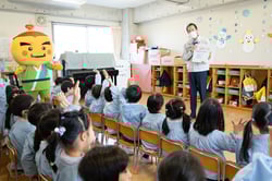 市田柿のクイズを楽しむ園児ら（愛知県名古屋市で）