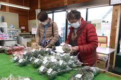目当ての商品を手に取り買い物を楽しむ来店客