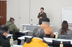 住宅ローン控除について説明する中村税理士（中央：長野県安曇野市豊科）