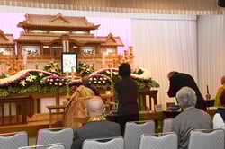 焼香する参列者（長野県長野市、1月26日）