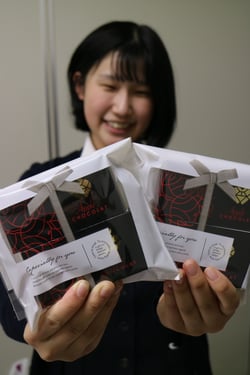 商品を紹介する勝野さん