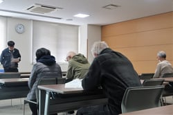 花き栽培の説明を聞く参加者