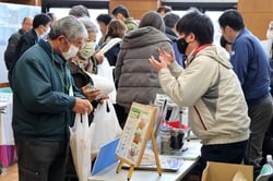 担当者から商品の説明を受ける参加者