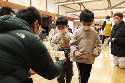 市田柿について学ぶ園児ら