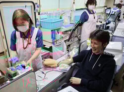 献血に協力する青年部員