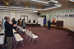 手締めで思いを1つにする様子