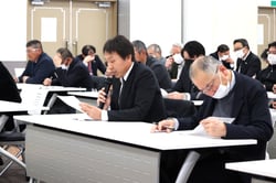 真剣な表情で質問する出席者