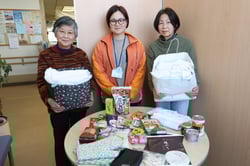 集まった食品と清拭布を寄贈する一ノ瀬ブロック長（左）と伊藤副ブロック長（右）