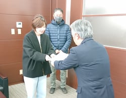 目録を受け取る安藤さん（左）