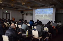 リンゴ栽培について学ぶ参加者