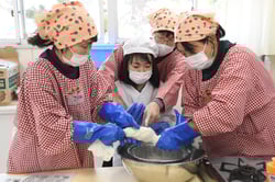 女性部員と力を合わせて作業