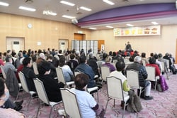 噺家の落語を楽しむ会場