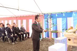 安全を祈願し玉串奉納をする寺沢組合長