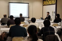 土作りのポイントを説明する由井さん