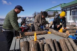 原木シイタケの駒打ちを楽しむ部員ら