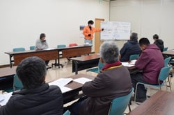 冬場の管理の要点を説明するJA担当職員