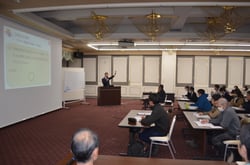 クイズ形式で労務管理を学ぶ様子