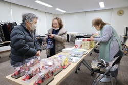 フリーマーケットで買い物を楽しむ部員