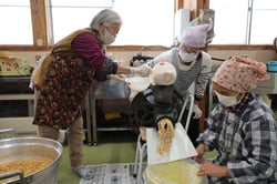 茹でた大豆を機械で潰し、味噌づくりを行った諏訪農ガールのつどい第2部