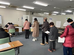 申し込みに列を作る申込者（長野県上田市で）