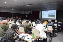 栽培の省力化を目指し情報を共有する生産者ら