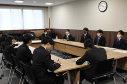 若手職員と意見交換する参加者ら