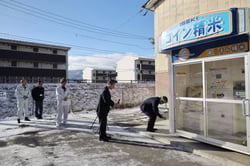 無事の稼働を祈ってお清めを行ったコイン精米機の稼働式