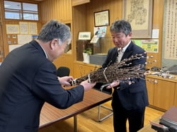 啓翁桜を受け取る大桑小学校の小林孝基校長