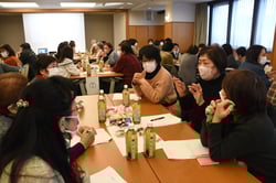 意見交換する出席者