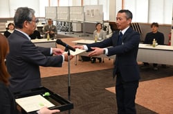 田中学長（左）から修了証を受け取る卒塾生