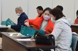 サヤインゲン出荷用のコンテナを確認する生産者