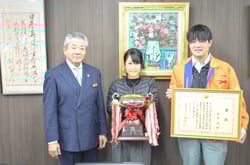受賞を報告した酒井さん（中央）