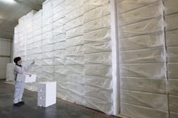 JA原村営農センター管轄倉庫でブロッコリーの出荷用スチロールボックスの在庫管理を行う職員。JAで初めて割戻金支払いの対象となった