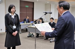 髙栁組合長（右）から表彰を受ける内堀さん