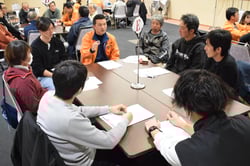 グループワークで意見を出し合う生産者ら