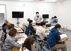 熱心にセミナーを受ける受講生